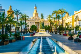 Lais Puzzle - Ansicht eines Brunnens auf dem Platz des Heiligen Johannes von Gott in Cadiz mit Rathaus in Hintergrund - 2.000 Teile