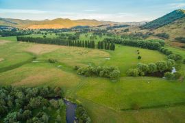 Lais Puzzle - Luftbildlandschaft von Wiesen und Weiden des Mitta Mitta Valley in der Nähe von Eskdale, Victoria, Australien bei Sonnenuntergang - 2.000 Teile