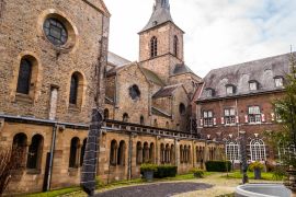 Lais Puzzle - Rolduc - Mittelalterliche Abtei in Kerkrade, Niederlande. Katholisches Priesterseminar - 2.000 Teile