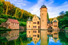 Lais Puzzle - Schönes romantisches Schloss Mespelbrunn in Deutschland - 2.000 Teile