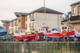 Lais Puzzle - Kleine bunte Boote und Yachten im Hafen von Kirkcaldy Schottland - 2.000 Teile