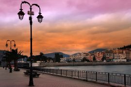 Lais Puzzle - Die Stadt Chalkida, Euböa, Griechenland mit dramatischem Himmel - 2.000 Teile