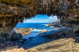 Lais Puzzle - Admirals Arch. Berühmter "Admirals Arch" im Flinders Chase National Park, Kangaroo Island, Australien. Erstaunliche Felsformation, Robben im Hintergrund - 2.000 Teile