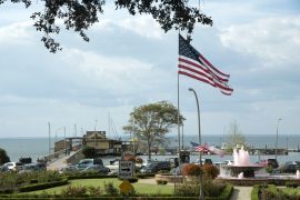 Lais Puzzle - Fairhope Pier an der Mobile Bay in Baldwin County Alabama USA. Ein Brunnen, der das Krebsbewusstsein unterstützt, sprudelt rosa Wasser - 2.000 Teile