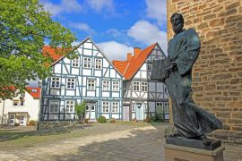 Lais Puzzle - Immenhausen: Riseberg-Denkmal/ehem. Jungenschule (Hessen) - 2.000 Teile