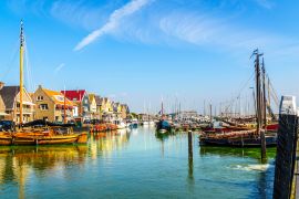 Lais Puzzle - Segel- und Motorboote, die in einem von Algen überwucherten Teil des Hafens im historischen Fischerdorf Urk in den Niederlanden festgemacht haben - 2.000 Teile