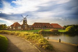 Lais Puzzle - Alte Windmühle am Caldecotte-See in Milton Keynes, England - 2.000 Teile