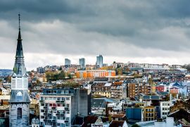 Lais Puzzle - Turm der Kirche "Notre-Dame des Récollets" und Stadtbild von Verviers mit einem dramatischen Himmel - 2.000 Teile