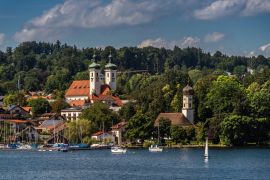 Lais Puzzle - Tutzing am Starnberger See mit Kapelle und der doppeltürmigen Kirche St. Joseph im Hintergrund - 2.000 Teile