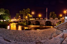 Lais Puzzle - Unten am Fluss in Värnamo, Schweden - 2.000 Teile