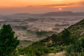 Lais Puzzle - Malerischer Sonnenaufgang im Frühling in Zentralchile - neblige Berge, Coltauco, O'Higgins-Region, Chile, Südamerika - 2.000 Teile