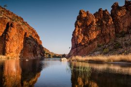 Lais Puzzle - Reflektionen von Felsformationen am Wasserloch der Glen Helen Gorge, Northern Territory, Australien - 2.000 Teile