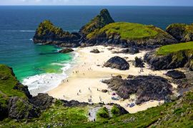 Lais Puzzle - Menschen genießen die sandige Bucht von Kynance Cove in Cornwall, England - 2.000 Teile