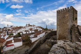Lais Puzzle - Stadt Reguengos de Monsaraz, Portugal, vor blauem Himmel - 2.000 Teile