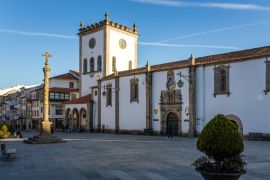 Lais Puzzle - Die Alte Kathedrale des Heiligen Namens Jesu (Antiga Catedral do Santo Nome de Jesus) "Sé Velha" in Braganca, Portugal, vor blauem Himmel. - 2.000 Teile