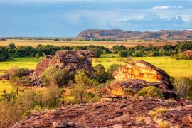 Lais Puzzle - Erkundung des Ubirr Rock zur goldenen Stunde im Kakadu National Park, Northern Territory, Australien - 2.000 Teile