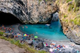 Lais Puzzle - Arcomagno Strand in Kalabrien mit dem charakteristischen natürlichen Felsbogen - 2.000 Teile