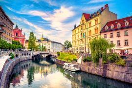Lais Puzzle - Blick auf das Stadtbild am Flusskanal Ljubljanica in der Altstadt von Ljubljana. Ljubljana ist die Hauptstadt Sloweniens und ein bekanntes europäisches Touristenziel - 2.000 Teile