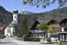 Lais Puzzle - Pfarrkirche und Brunnen in Farchant - 2.000 Teile
