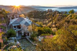 Lais Puzzle - Sonnenaufgang über dem malerischen Dorf Vitsa in der Region Zagori, Nordgriechenland - 2.000 Teile