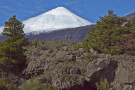 Lais Puzzle - Der schneebedeckte Gipfel des Vulkans Antuco (2.979 m) erhebt sich über einem bewaldeten Tal im Nationalpark Laguna de Laja in der Bio-Bio-Region von Chile - 2.000 Teile