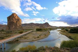 Lais Puzzle - Monolith Piedra Parada im Chubut-Tal, entlang der Route 12, Chubut, Argentinien - 2.000 Teile