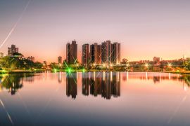 Lais Puzzle - Sonnenuntergang an einem See in einem Park mit der Stadt im Hintergrund, Brasilien - 2.000 Teile