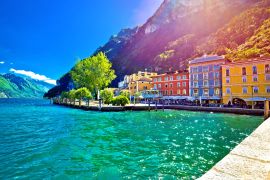 Lais Puzzle - Blick auf die Uferpromenade von Riva del Garda bei Sonnenuntergang - 2.000 Teile
