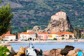 Lais Puzzle - Die Kirche des Dorfes Petra steht auf einem hohen Felsen auf der Insel Lesbos in Griechenland - 2.000 Teile