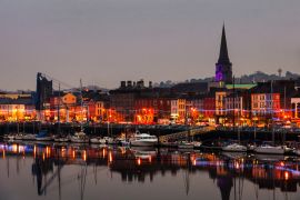Lais Puzzle - Waterford, Irland. Panoramablick auf eine Stadtlandschaft bei Nacht - 2.000 Teile