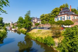 Lais Puzzle - Frankfurt-Höchst. Nidda kurz vor der Mündung in den Main. Links die Worthspitze, rechts der Bolongaropalast. 14.06.2017. - 2.000 Teile