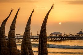Lais Puzzle - Der Sonnenuntergang mit traditionellen Bootsbooten in der Stadt Huanchaco, Peru - 2.000 Teile