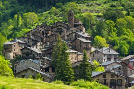 Lais Puzzle - Trockenes Steindorf auf einem Stufenhügel in Andorra - 2.000 Teile