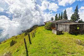 Lais Puzzle - Ein Zaun verschwindet in der Ferne mit Wolken im Hintergrund und einem verlassenen Zementhaus auf einer Bergkuppe zwischen Quindio und Tolima, Kolumbien - 2.000 Teile