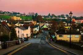 Lais Puzzle - Cashel, Irland. Luftaufnahme einer kleinen Stadt am Abend - 2.000 Teile