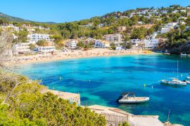 Lais Puzzle - Fischer- und Segelboote auf blauem Meerwasser in der Bucht von Cala Vadella, Insel Ibiza, Spanien - 2.000 Teile