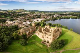 Lais Puzzle - Die Skyline von Linlithgow mit den Ruinen des Linlithgow Palace und der St. Michael's Kirche aus der Luft. Linlithgow, West Lothian, Schottland - 2.000 Teile