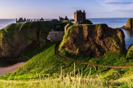 Lais Puzzle - Panoramablick auf Dunottar Castle bei Sonnenaufgang an der Ostküste von Schottland. Aberdeenshire, Vereinigtes Königreich - 2.000 Teile
