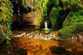 Lais Puzzle - Eine schöne Schlucht mit Wasserfall und üppiger Vegetation. Dollar Glen, Clackmannanshire, Schottland, UK - 2.000 Teile