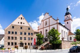 Lais Puzzle - Residenz und Stadtpfarrkirche kirche in Hilpolstein blauer Himmel - 2.000 Teile