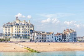 Lais Puzzle - Blick vom Pier auf die Skyline von Eastbourne, Sussex, England - 2.000 Teile