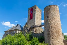 Lais Puzzle - Ruinen der kleinen mittelalterlichen Burg Useldingen, Luxemburg - 2.000 Teile