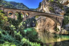 Lais Puzzle - Die Brücke von Saint-Chely du Tarn - Lozere, Frankreich - 2.000 Teile