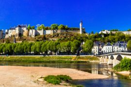 Lais Puzzle - Wahrzeichen von Frankreich - Panoramablick auf Chinon mit Königsschloss. Fluss Loire-Tal - 2.000 Teile
