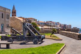 Lais Puzzle - Alghero, Sardinien, Italien. Ein altes Katapult auf der Böschung in der Altstadt - 2.000 Teile