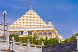Lais Puzzle - Blick auf das schöne indische Gebäude, Puttaparthi, Andhra Pradesh, Indien - 2.000 Teile