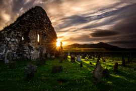 Lais Puzzle - Letzter Sonnenstrahl bei Sonnenuntergang auf der Kilwirra Church - Templetown, Dundalk, Grafschaft Louth, Irland - 2.000 Teile