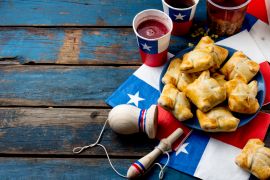 Lais Puzzle - Konzept des chilenischen Unabhängigkeitstags. Fiestas Patrias. Chilenisches typisches Gericht und Getränk am Unabhängigkeitstag, 18. September. Mini Empanadas, Mote con Huesillo, Wein mit geröstetem Mehl, Chicha - 2.000 Teile