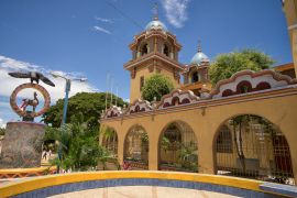 Lais Puzzle - Kirche im Zentrum der tropischen Stadt Tumbes Peru, bekannt für die schönsten Strände des Landes - 2.000 Teile