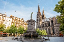 Lais Puzzle - Morgenblick auf den Platz des Sieges mit Denkmal und Kathedrale in der Stadt Clermont-Ferrand in Frankreich - 2.000 Teile